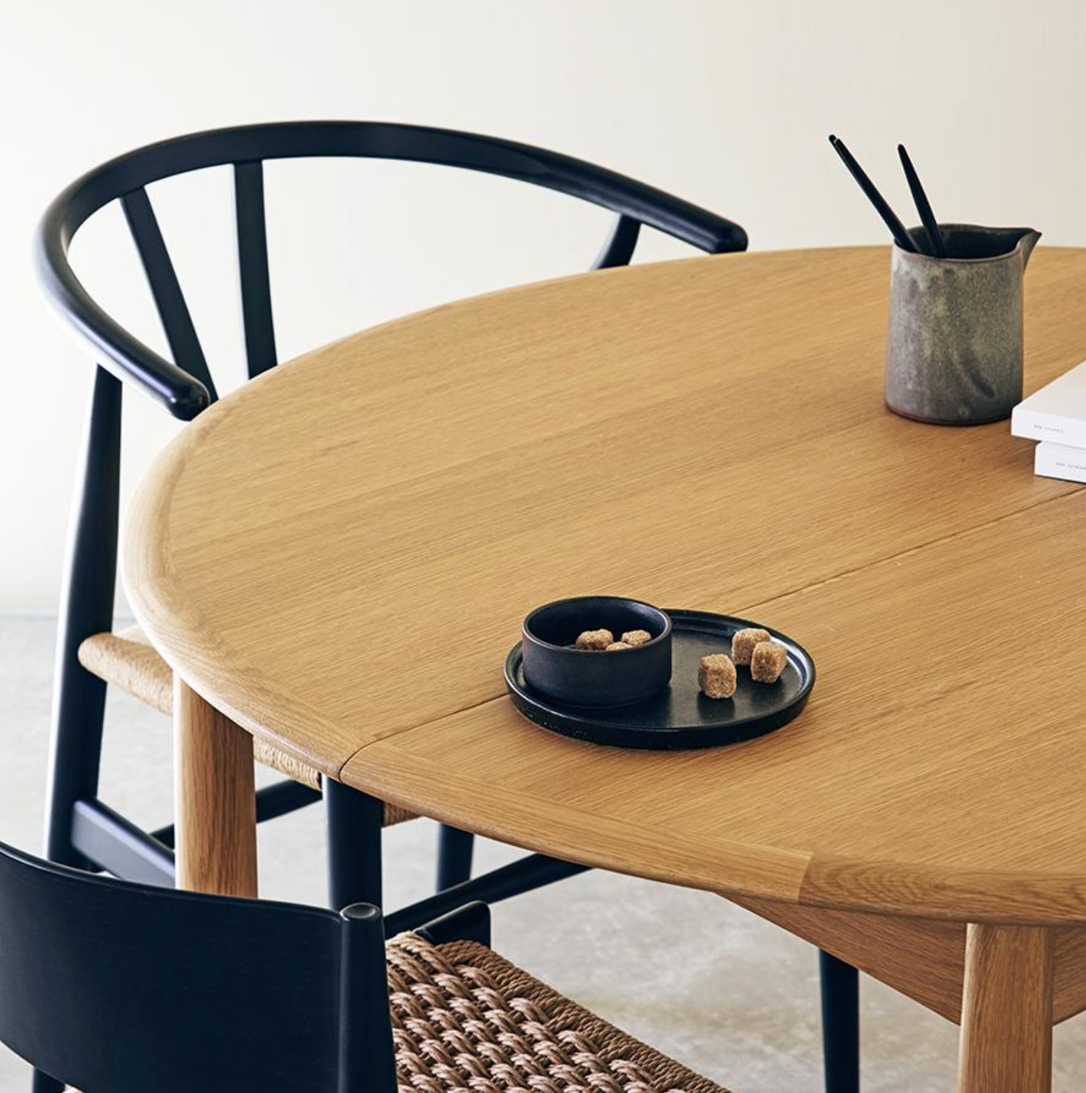 H.W.F 圓形伸縮餐桌